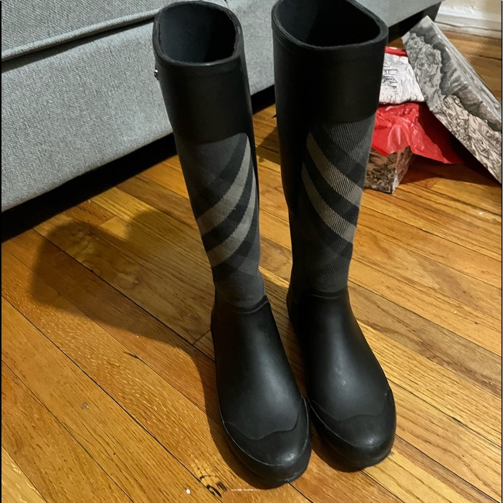 Burberry Rain boots, size 6.5, runs true to size.